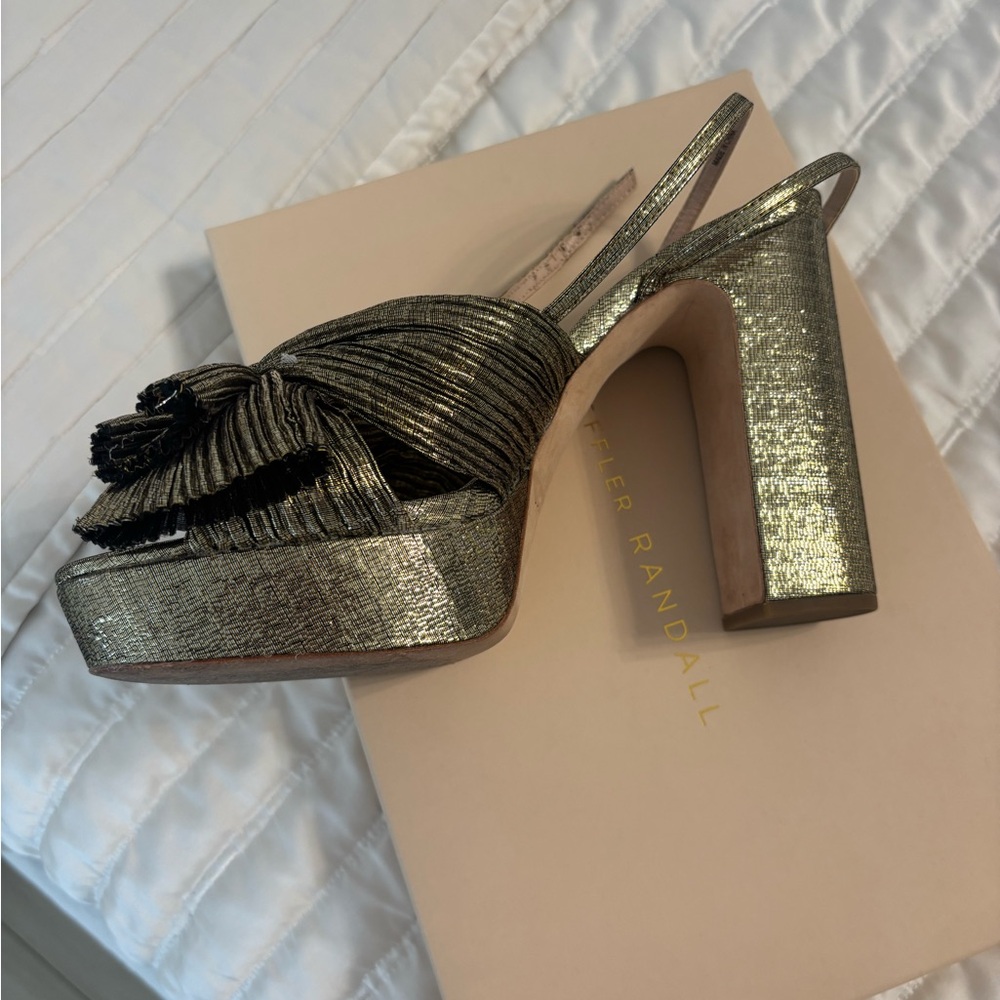 Loeffler Randall Gold Bow Heels - Picture 3 of 15
